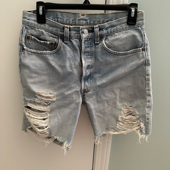 LEVIS CUTOUT SHORTS - Picture 2 of 7